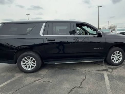 Used 2023 Chevrolet Suburban LT RWD image 9