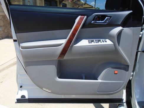 Used 2012 Toyota Highlander Limited w/ Tow Pkg FWD image 30