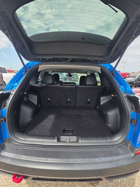 Used 2020 Jeep Cherokee Trailhawk w/ Cold Weather Group AWD/4WD image 10