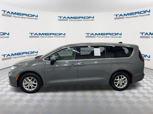 Used 2023 Chrysler Pacifica Touring-L FWD image 2