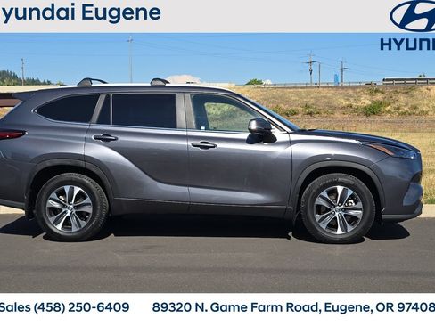 Used 2023 Toyota Highlander XLE AWD/4WD image 2