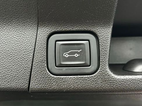 Used 2023 GMC Acadia SLE w/ Driver Convenience Package image 11