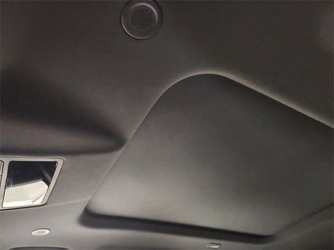 Used 2024 Land Rover Defender 110 X-Dynamic SE image 25