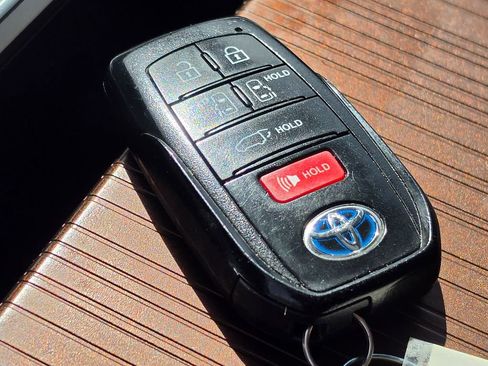 Used 2022 Toyota Sienna XLE w/ XLE Plus Package image 28