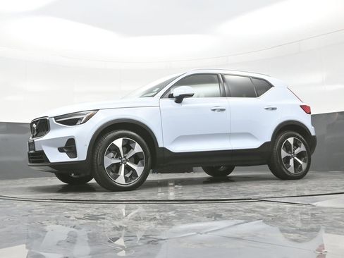 Used 2025 Volvo XC40 B5 Plus AWD/4WD image 24