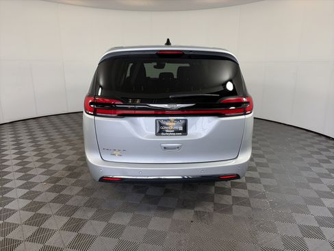 Used 2024 Chrysler Pacifica Touring-L image 10