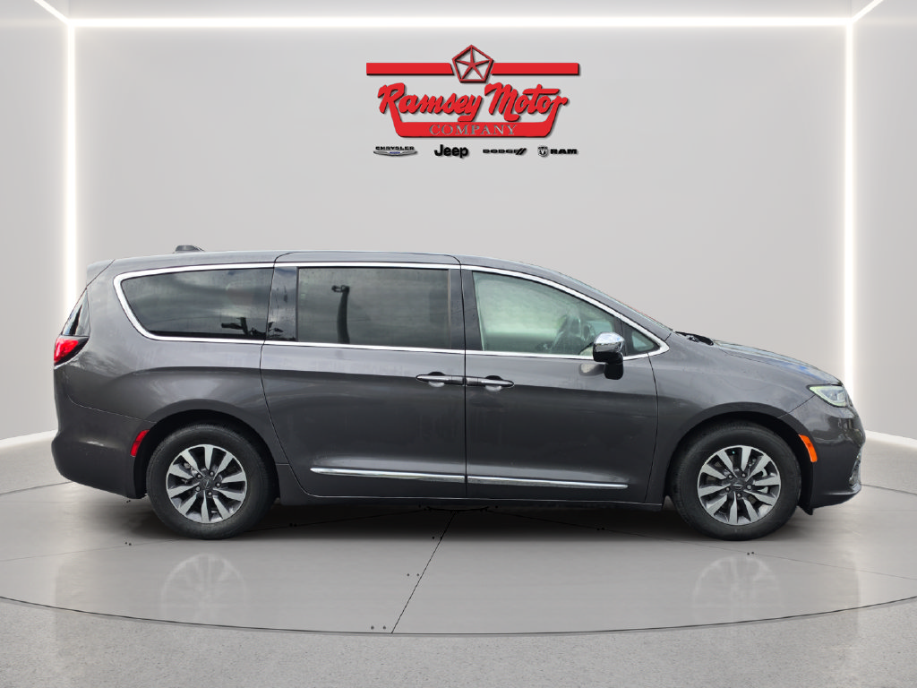 Used 2023 Chrysler Pacifica Limited w/ Uconnect Theater Family Group FWD image 5