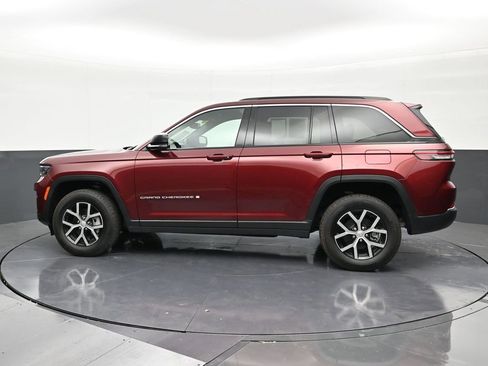 Used 2024 Jeep Grand Cherokee Limited AWD/4WD image 2