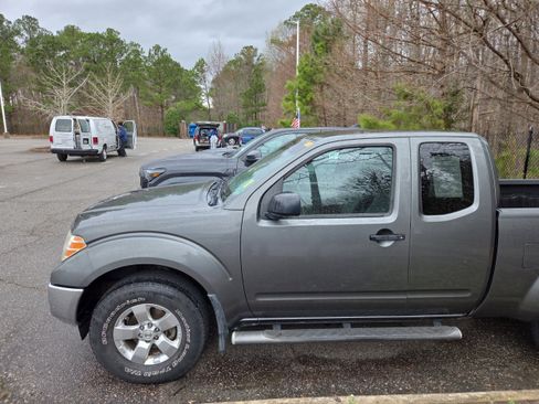 Used 2009 Nissan Frontier SE w/ SE Value Truck Pkg AWD/4WD image 7