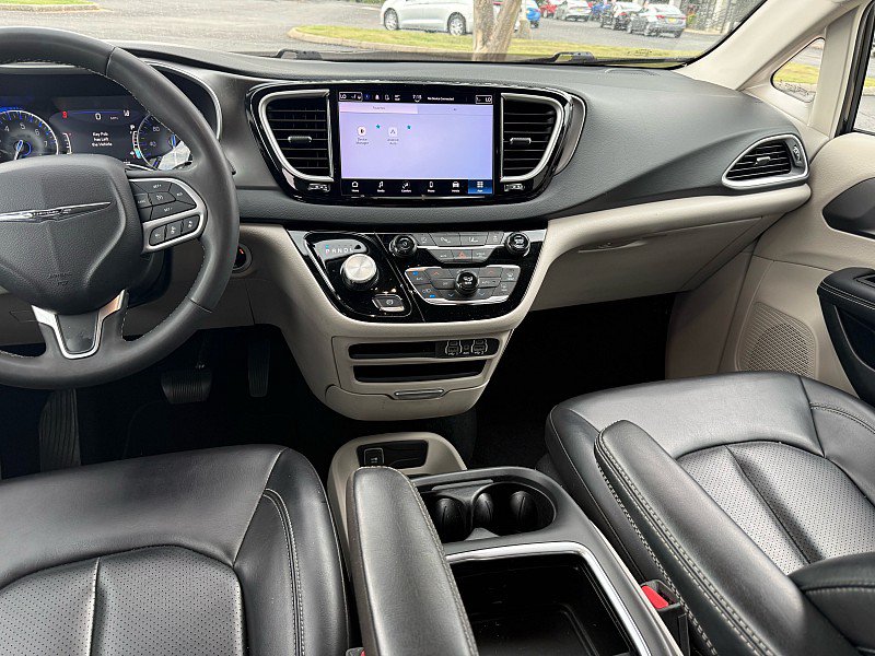 Used 2023 Chrysler Pacifica Touring-L FWD image 14