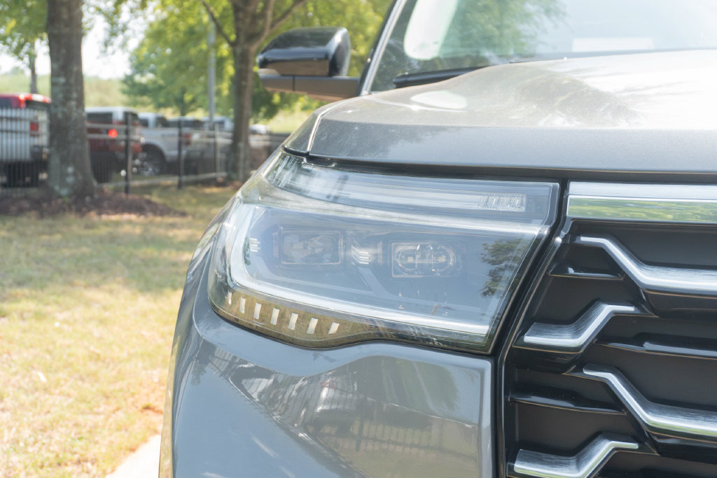 Used 2025 Ford Explorer Platinum w/ Ultimate Package AWD/4WD image 5