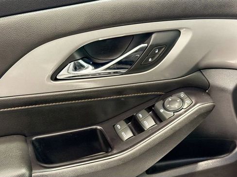 Used 2018 Chevrolet Traverse LT image 16