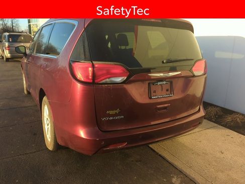Used 2020 Chrysler Voyager LX image 4
