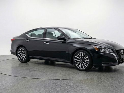 Used 2025 Nissan Altima 2.5 SV image 1