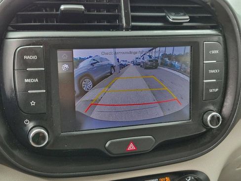 Certified 2022 Kia Soul LX w/ Technology Package FWD image 18