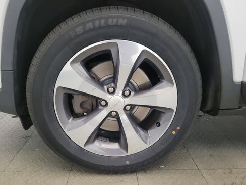 Used 2019 Jeep Cherokee Limited image 31