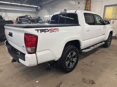 Used 2016 Toyota Tacoma TRD Sport image 6