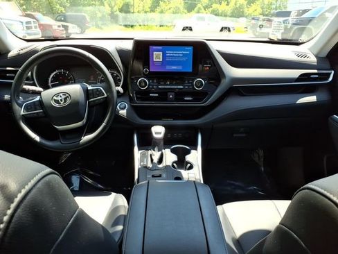Used 2023 Toyota Highlander XLE AWD/4WD image 14