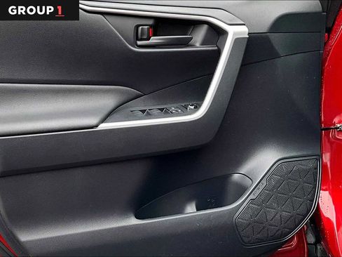 Used 2021 Toyota RAV4 SE image 21