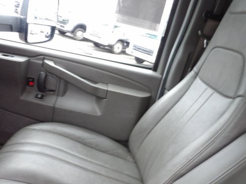 Used 2018 Chevrolet Express 3500 w/ Power Convenience Package RWD image 16