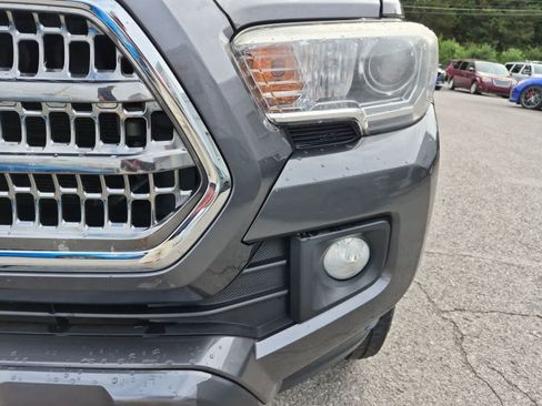 Used 2017 Toyota Tacoma TRD Sport w/ Tow Package (A/T) AWD/4WD image 11