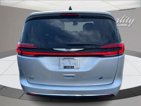 Used 2023 Chrysler Pacifica Touring-L FWD image 5