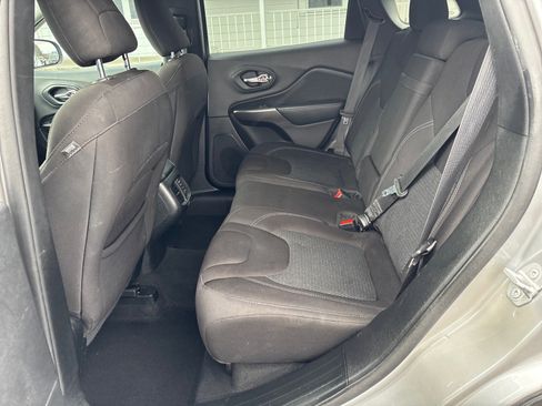 Used 2019 Jeep Cherokee Latitude w/ Cold Weather Group image 12