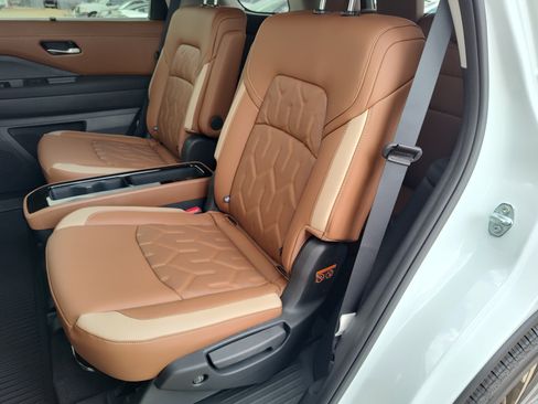 New 2026 Nissan Pathfinder Platinum FWD image 15