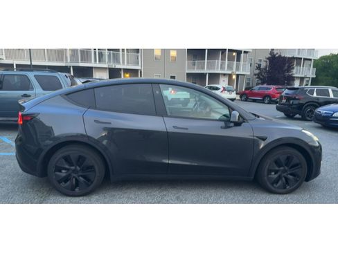 Used 2025 Tesla Model Y Long Range RWD image 3