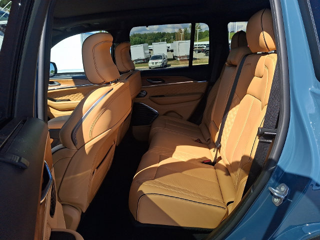 Used 2026 Jeep Grand Cherokee Summit AWD/4WD image 10