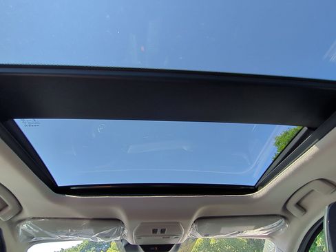 New 2025 Nissan Kicks SR w/ SR Premium Package image 18