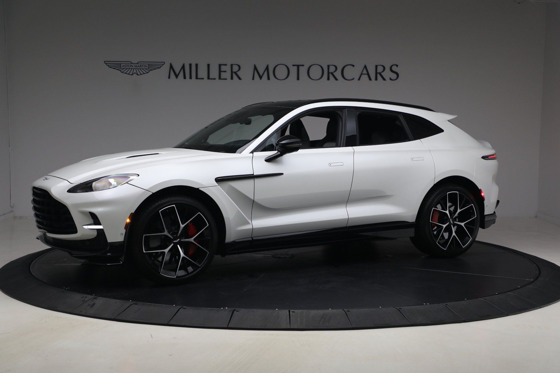 Used 2025 Aston Martin DBX 707 AWD/4WD image 2