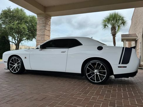 Used 2018 Dodge Challenger R/T Scat Pack w/ Leather Interior Group RWD image 8