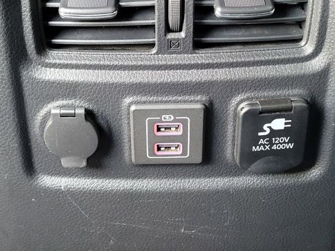 Used 2019 Nissan Titan SL w/ Midnight Edition image 8