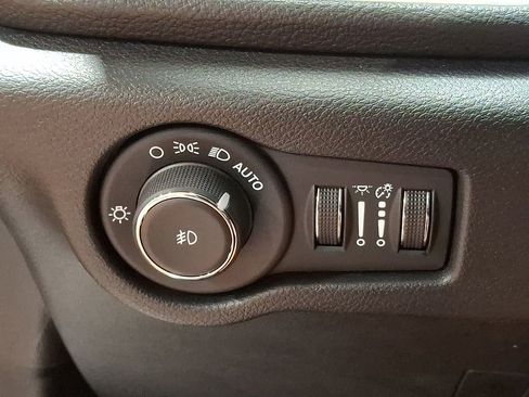 Used 2024 Chrysler Pacifica Select image 24