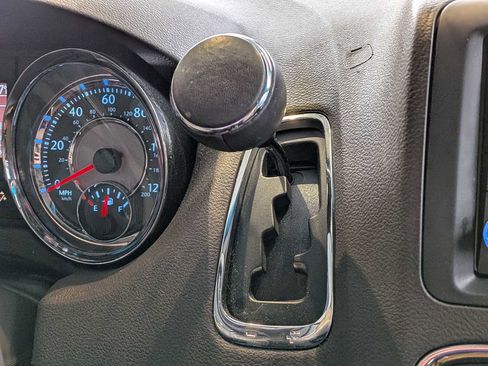 Used 2015 Chrysler Town & Country Touring image 25