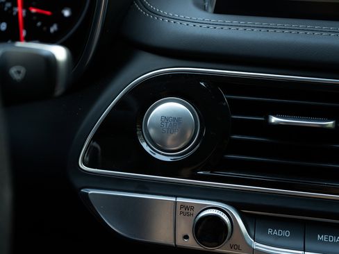 Used 2021 Genesis G70 2.0T image 25