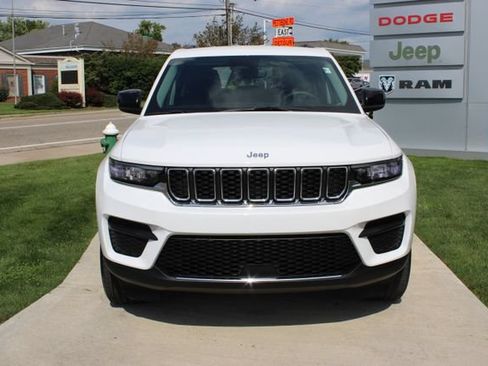 Used 2023 Jeep Grand Cherokee Laredo AWD/4WD image 4
