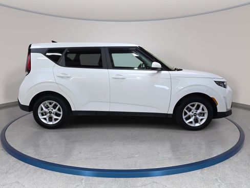 Used 2023 Kia Soul LX w/ LX Technology Package FWD image 5