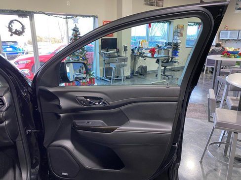 Used 2022 GMC Acadia AT4 w/ Technology Package image 18