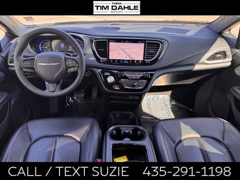 Used 2024 Chrysler Pacifica Limited FWD image 2