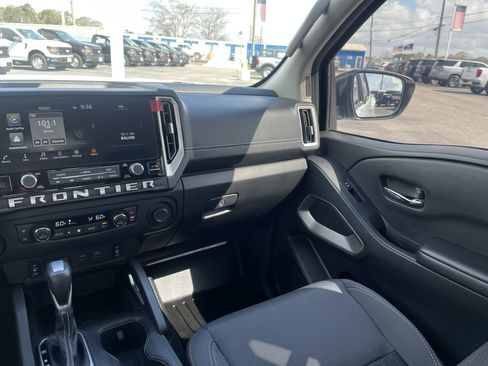 Used 2025 Nissan Frontier SV w/ SV Convenience Package image 33
