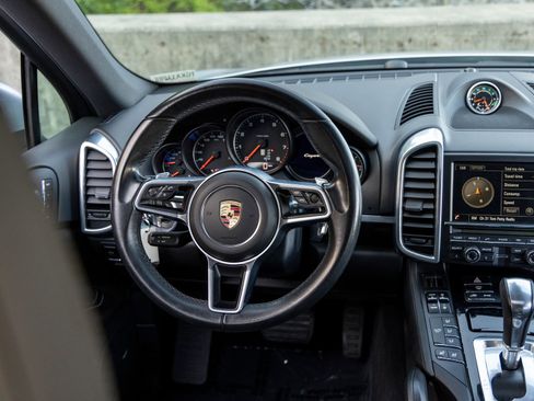 Used 2016 Porsche Cayenne image 42