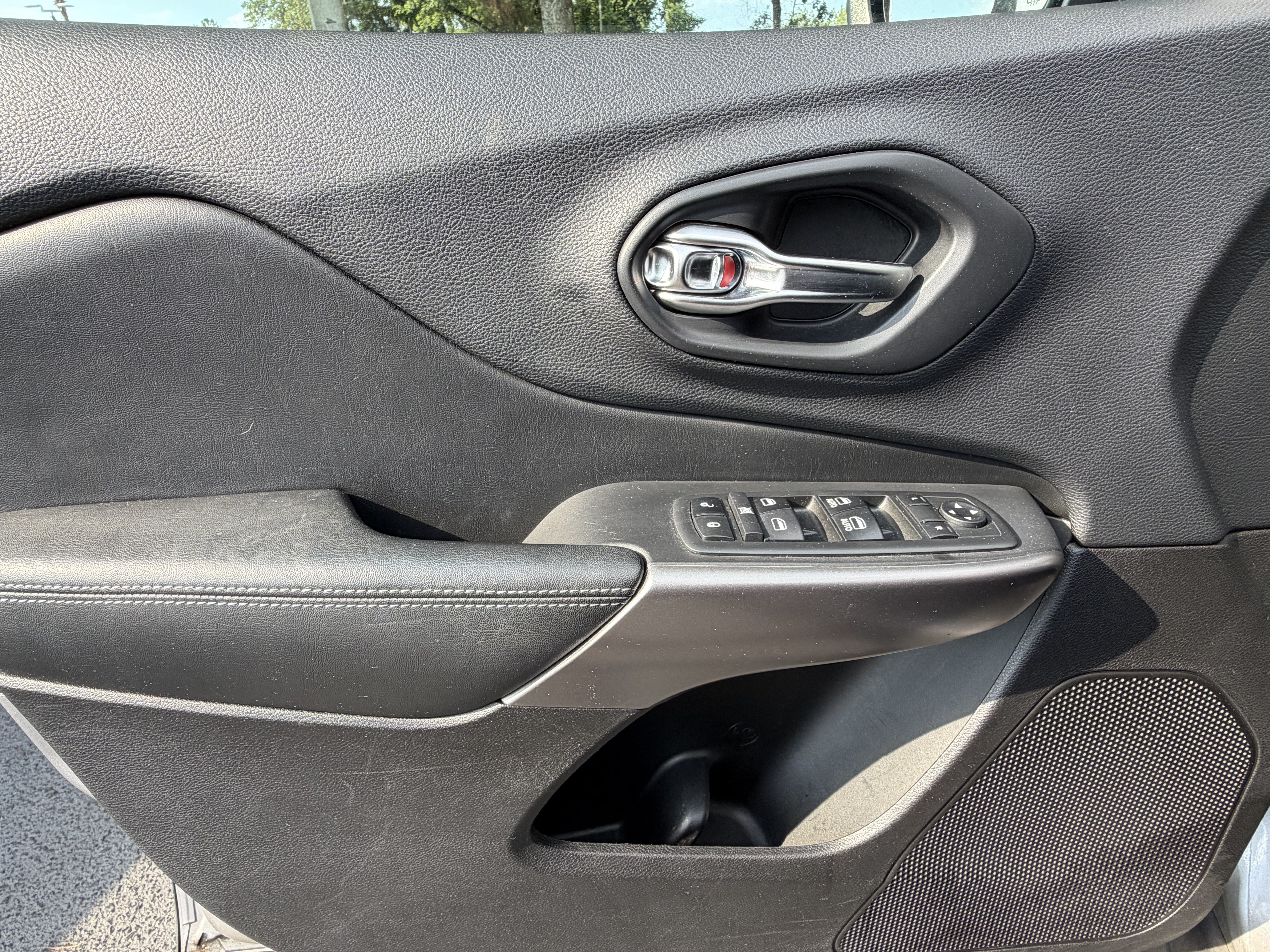Used 2019 Jeep Cherokee Latitude Plus FWD image 13