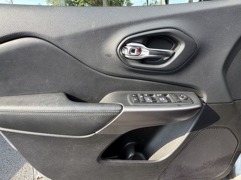 Used 2019 Jeep Cherokee Latitude Plus FWD image 13