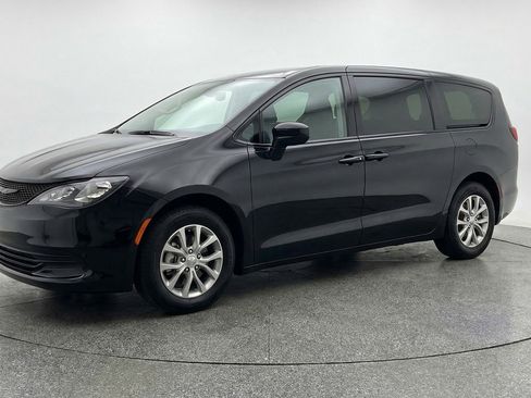 Used 2024 Chrysler Voyager LX image 3