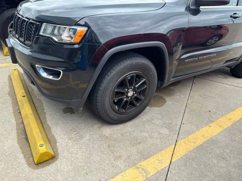 Used 2019 Jeep Grand Cherokee Laredo w/ Security & Convenience Group AWD/4WD image 2