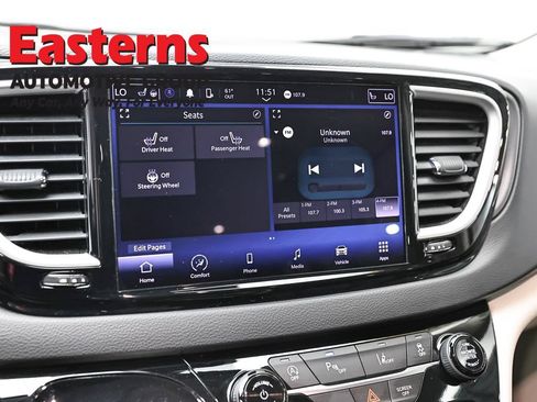 Used 2023 Chrysler Pacifica Touring-L FWD image 19