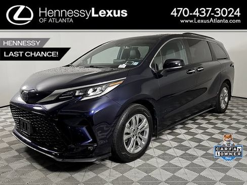 Used 2023 Toyota Sienna XSE AWD/4WD image 1