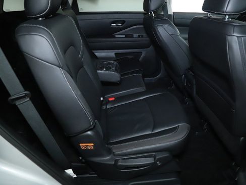 Certified 2025 Nissan Pathfinder SL image 34